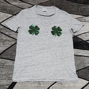 VS PINK 2018 SEQUINS SHAMROCKS "YOUR LUCKY CHARM" V-NECK CAMPUS TEE-SHIRT